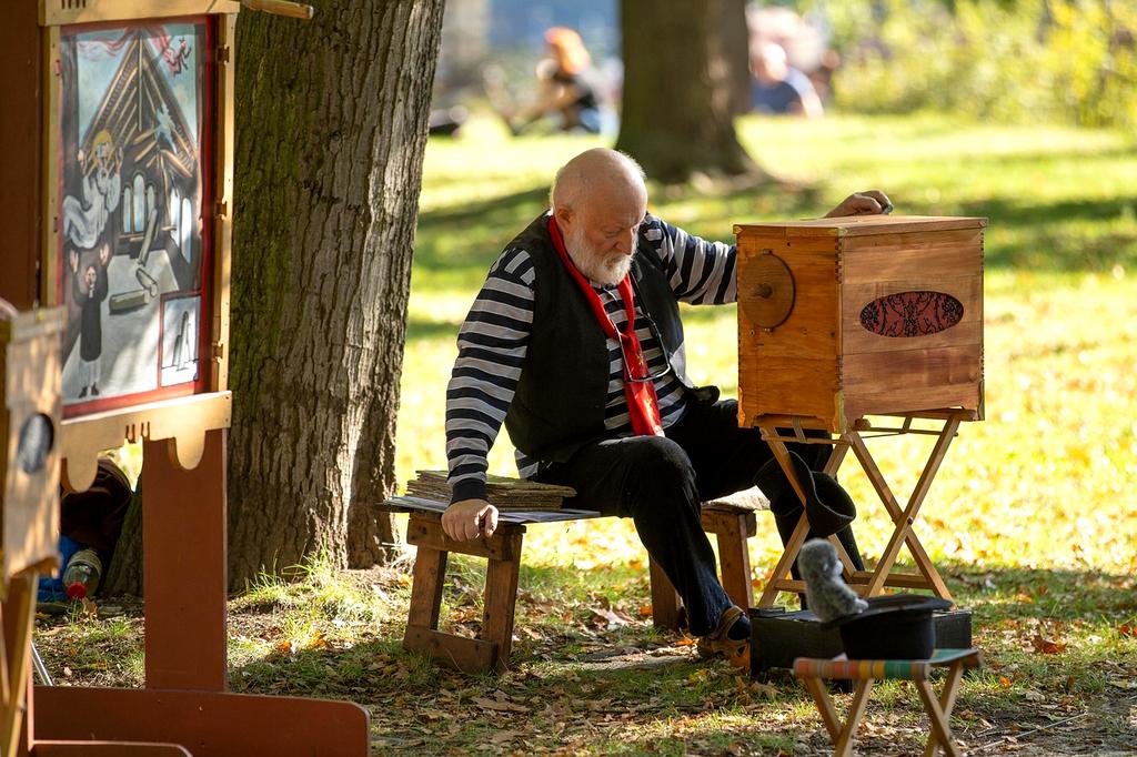 Golden ticket icon representing premium booking service